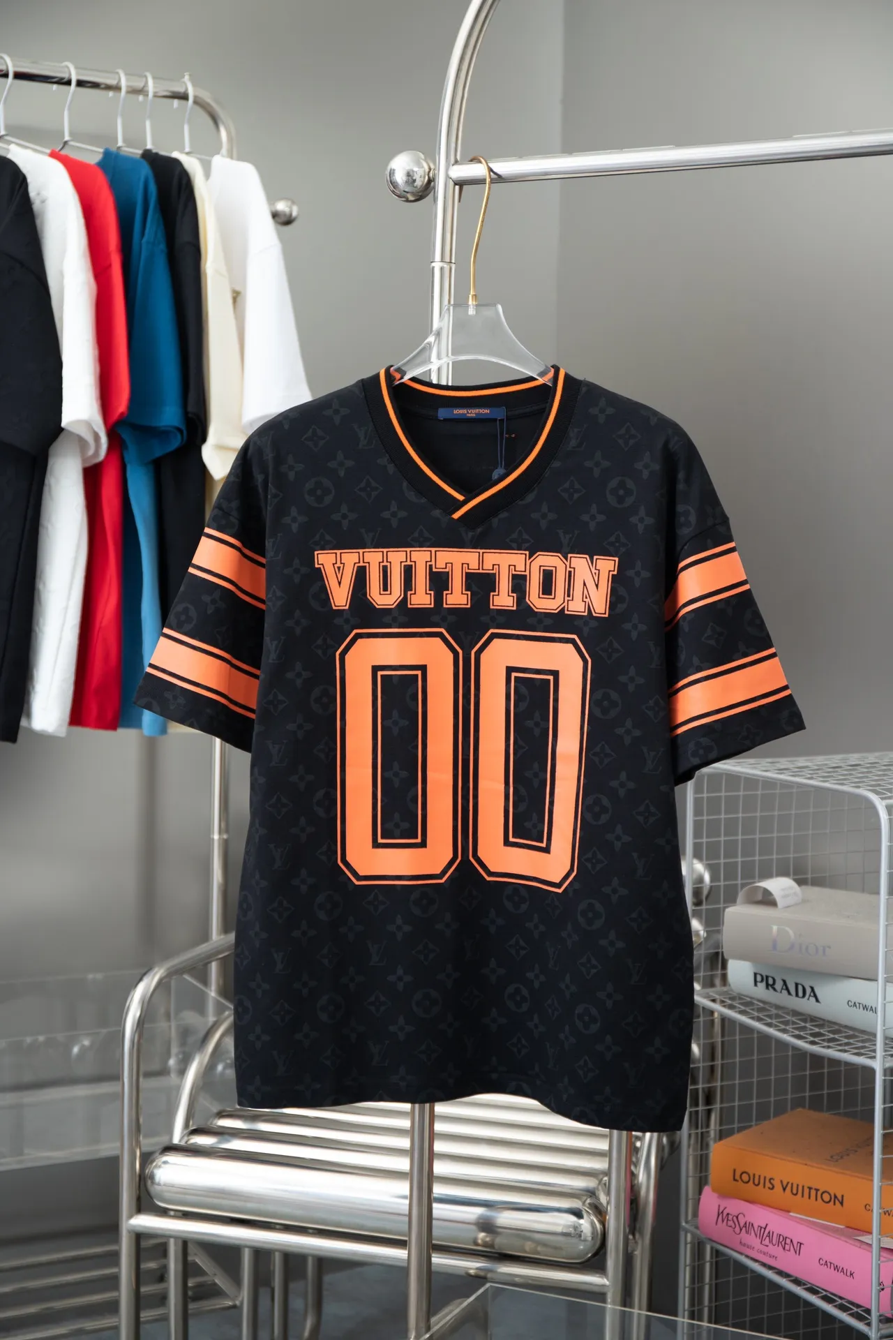 🅿️200 High quality Lv 25 new catwalk limited edition, dark patterned Monogram mechanism jacquard fabric, contrasting threaded V-neck design, sleeve splicing printing, official website synchronization, pure cotton fabric at the counter! Comfortable against the skin, durable and easy to wear, meticulous original craftsmanship, custom-made 260g vat-dyed fabric, very comfortable to the touch, latest brick cabinet synchronization, OS off-shoulder version, fashionable and individual, super versatile and good-looking, very suitable for both men and women, must-have style, hang tag, collar label, washed wheat, complete with three labels S M L XL